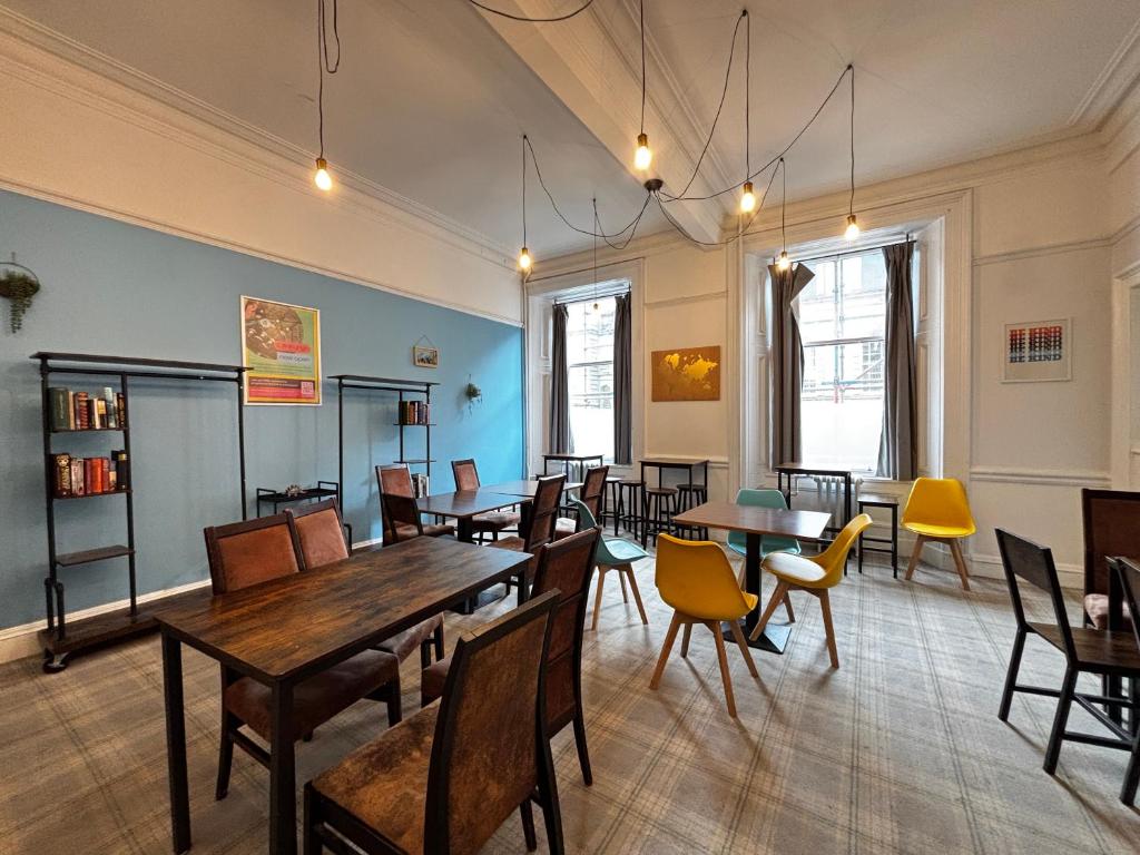 Shared lounge/TV area, Safestay Glasgow Charing Cross in Glasgow