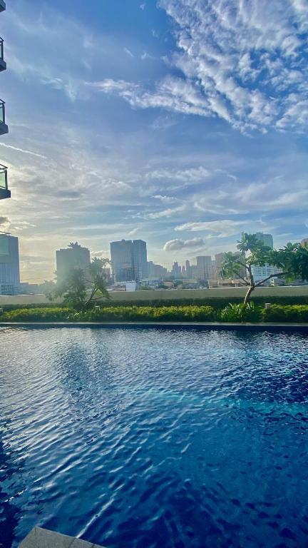 Grand View Tower Queen Bed Modern Condo, Manila