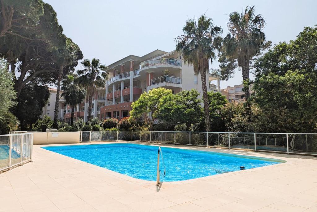 Apartment of 70 m with shared pool in Hyères, Hyères