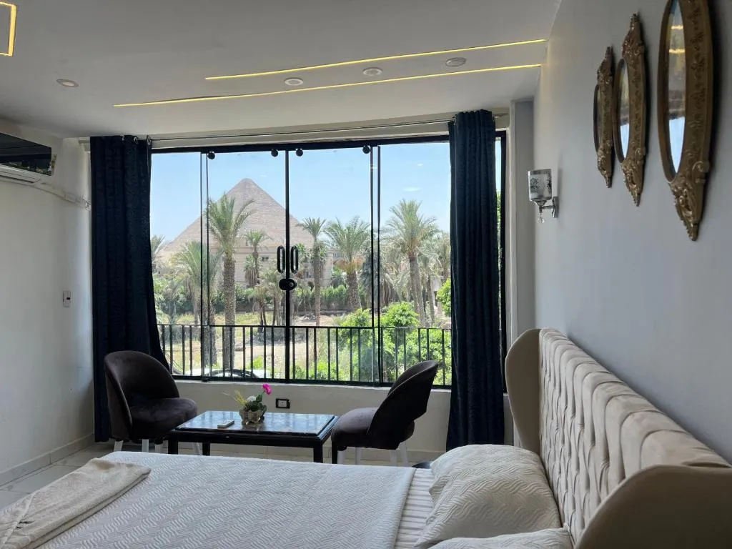 Miracle Pyramids View Hotel, hotel in Giza