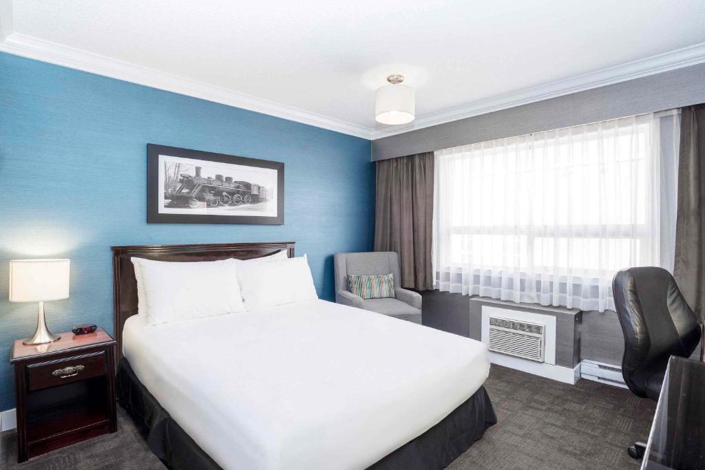 Guestroom, Sandman Hotel & Suites Prince George in Prince George (BC)