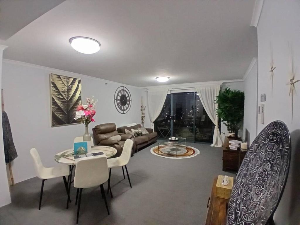 Charming to the max, Sydney