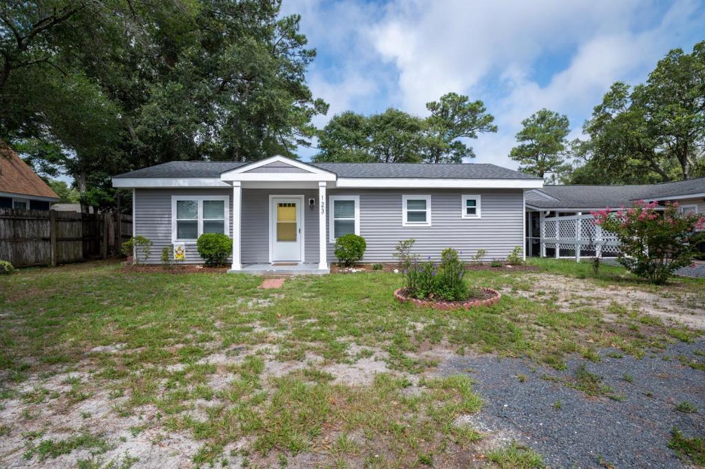 New - Beach Break Bungalow- Private Hot Tub-Fenced Yard-Oak Island, Oak Island