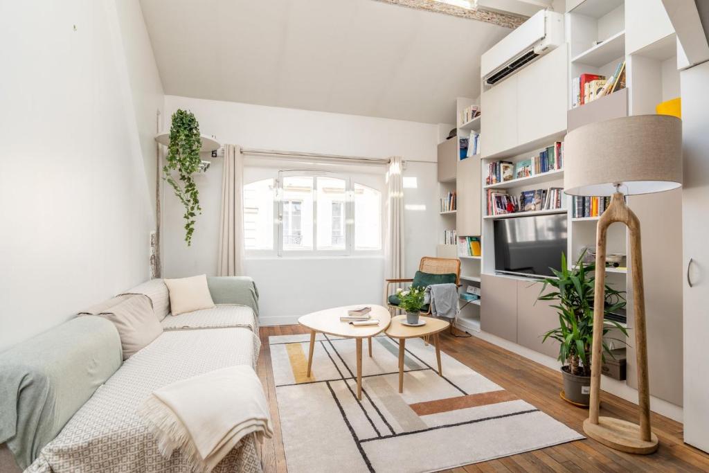 Bright and Chic Duplex with AC, Heart of Paris 9th, Paris