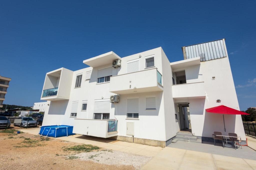 Reis Apartments - 2