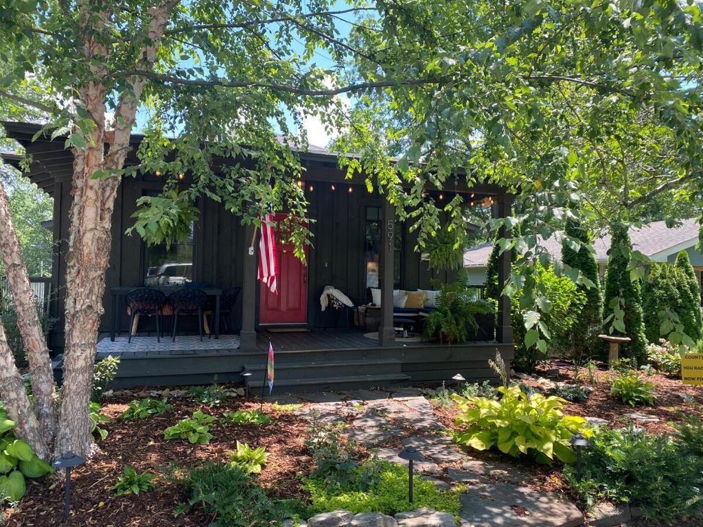 Wanderlust - completely renovated downtown cottage, Brevard