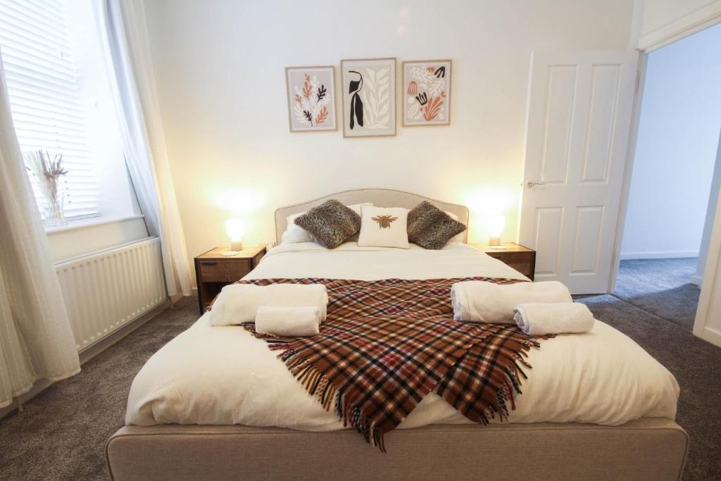 Spacious Home - 4 Bedrooms - Sleeps 9 - FREE Superfast 1GB Wi-Fi - 55 Smart TV - FREE Parking, Newcastle upon Tyne