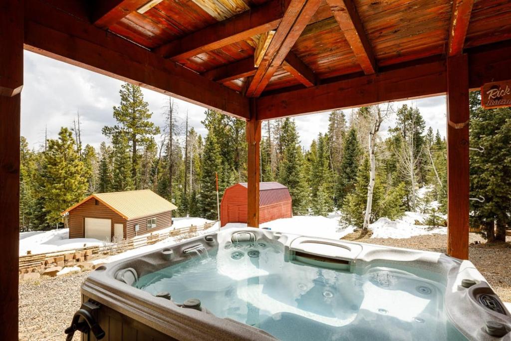 Pine View Cabin Retreat, Hot Tub, Walk Out Patio, Duck Creek Village