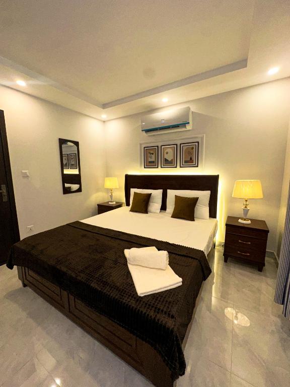 Comfy & Secure 1BHK with 2 ACs, 2 LEDs, and Free WiFi in Bahria Town Lahore, Lahore