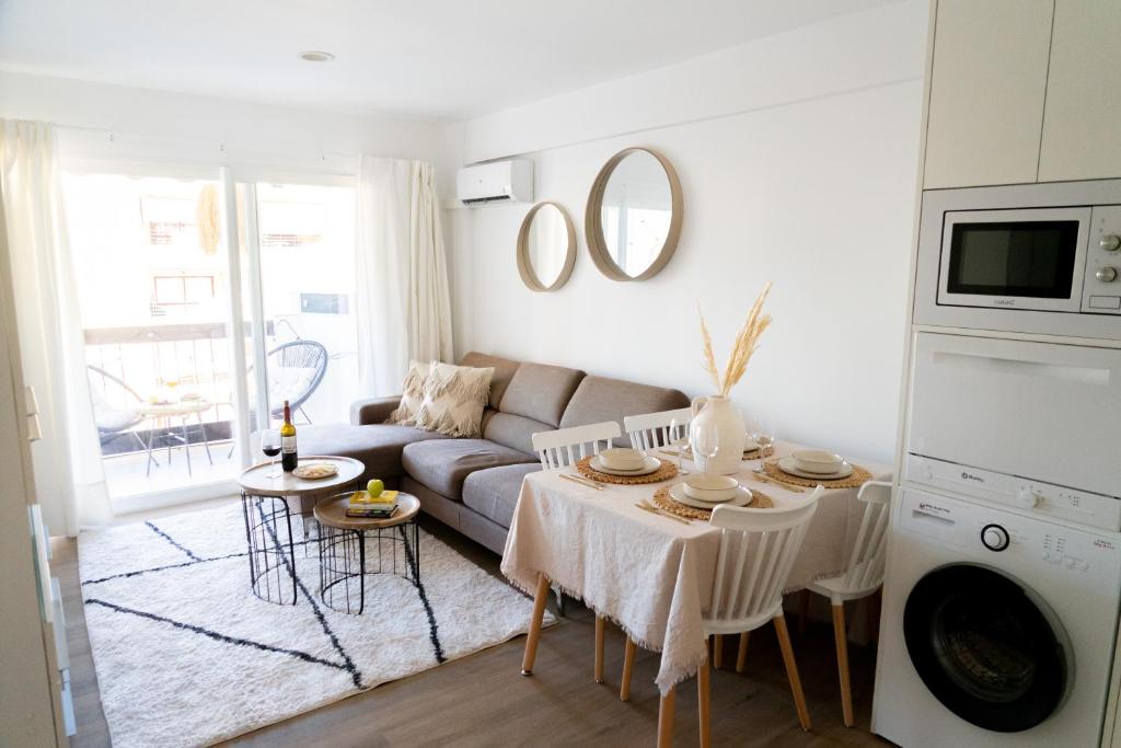 Apartamento con terraza y piscina junto a la playa - 1