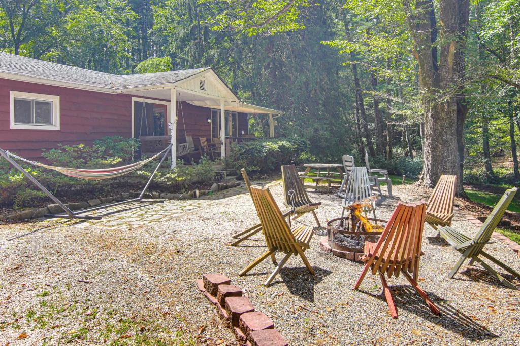 20-Acre Cabin with Pond 5 Mi to Biltmore Estate!, Asheville