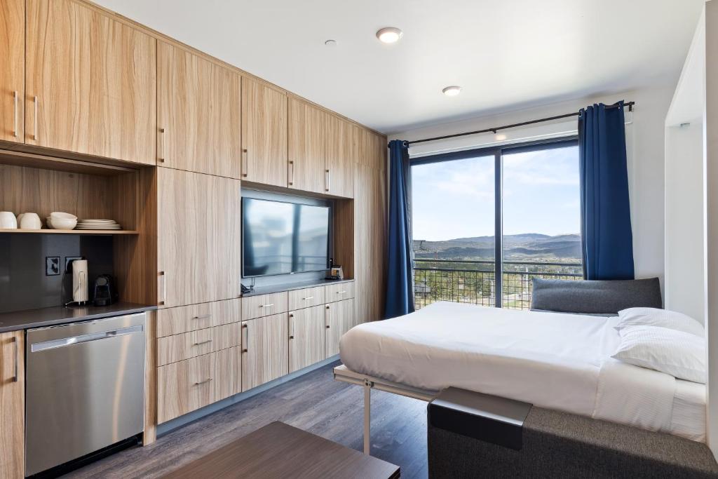 New Building, Contemporary Interiors, Game Room, Shared Pool, Minutes from Fine Dining, Park City