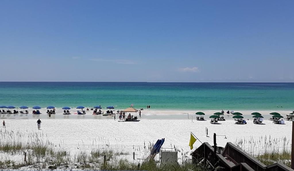 PRIVATE Pool & Spa ~ PRIVATE Beach Access ~ FREE 6 Seat Golf Cart, Destin