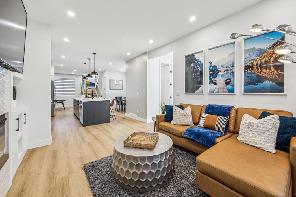 Ultimate Group Stay, 3 King Beds, 2 Suites, Calgary