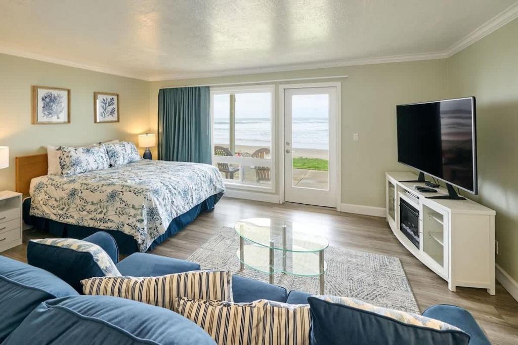 Oceanfront Condo - Easy Beach Access - Pool and Hot Tub, Lincoln City