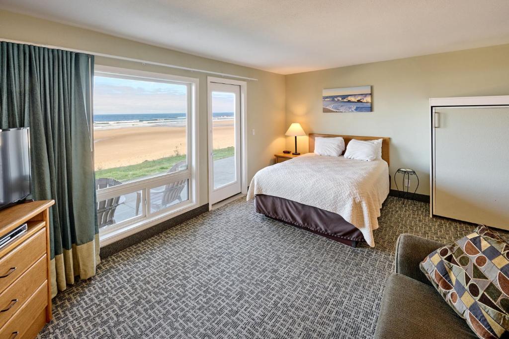 Ground Floor Oceanfront Condo - Full Kitchen - Pool & Hot Tub, Lincoln City