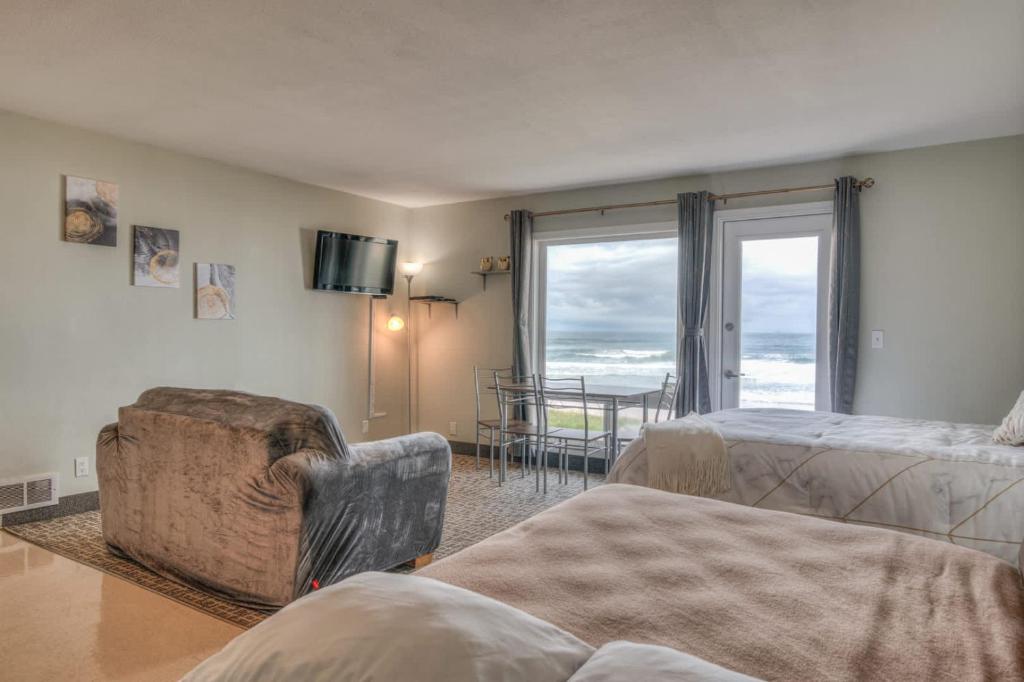 Ground Level Oceanfront Studio - Full Kitchen - Easy Beach Access - Pool & Hot Tub, Lincoln City