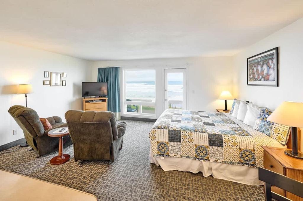 Oceanfront Condo - Beach Access - King Bed & Full Kitchen - Pool and Hot Tub, Lincoln City