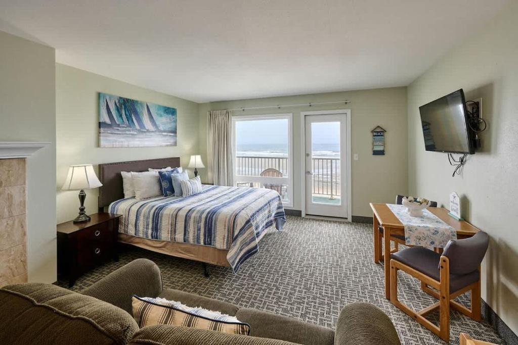 Fireplace Studio - Ground Level - Beach Access - Pool & Hot Tub, Lincoln City