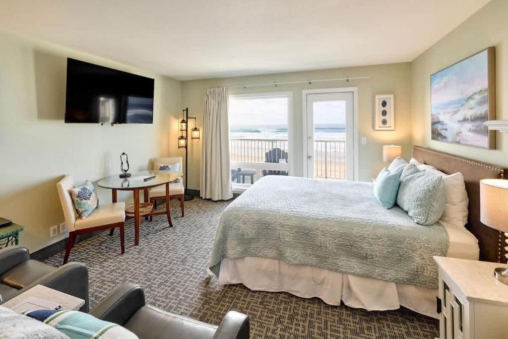 Ground Floor Queen Studio - Ocean View - Pool and Hot Tub, Lincoln City