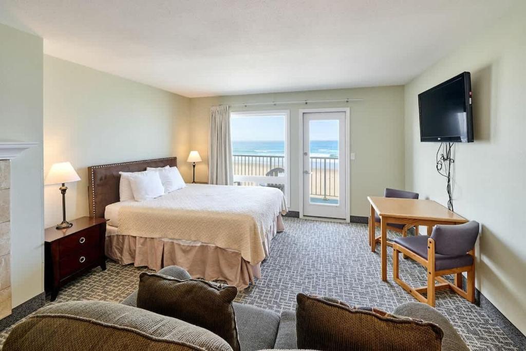 Ground Floor Fireplace Studio - Ocean View & Beach Access - Pool and Hot Tub, Lincoln City