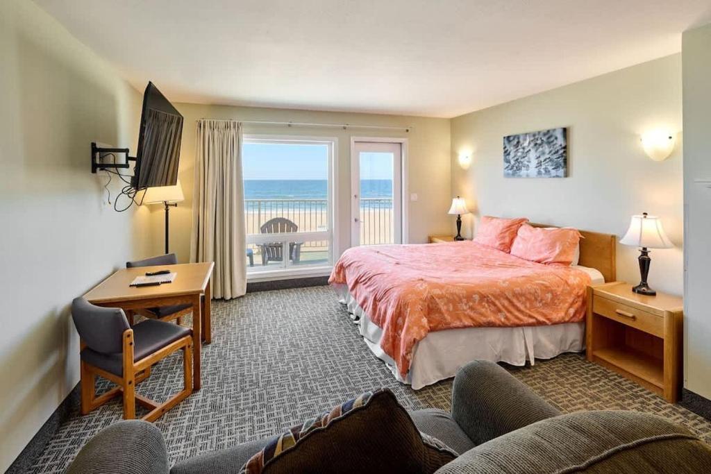 Corner Queen Fireplace Studio - No Stairs - Ocean View - Pool & Hot Tub, Lincoln City