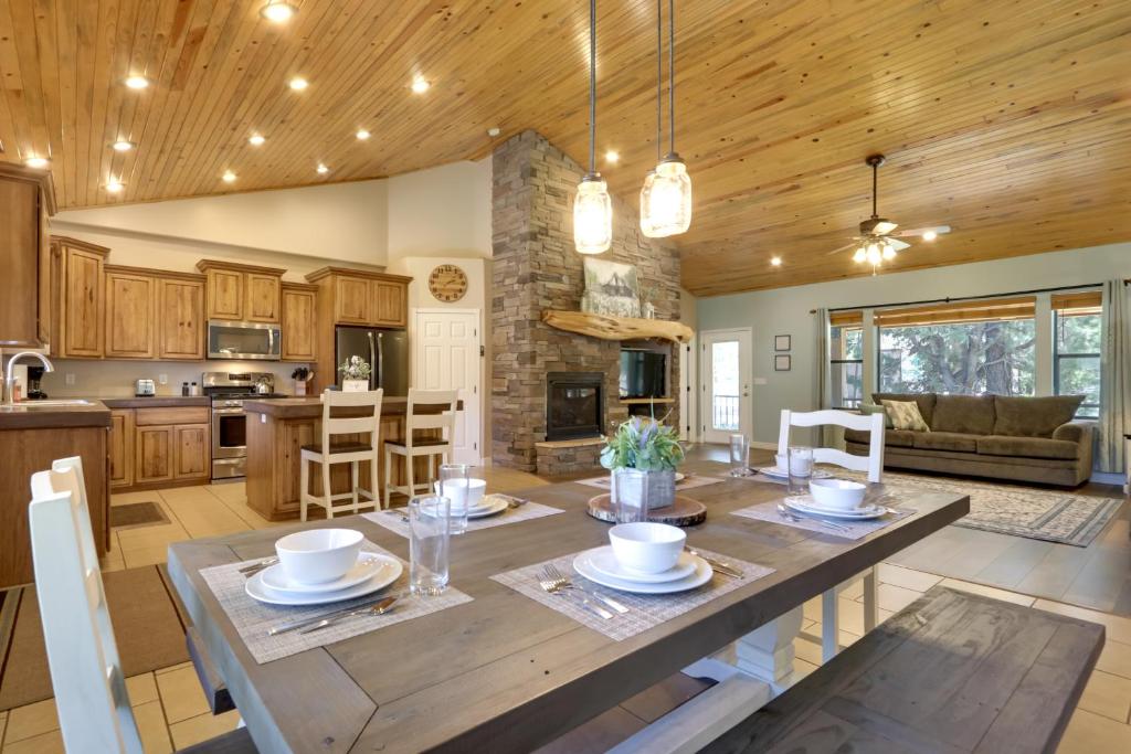 Modern Show Low Home with BBQ and Fire Pit!, Show Low