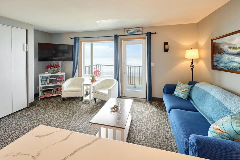 Oceanfront Suite - Sleeps Six - Pool & Hot Tub, Lincoln City