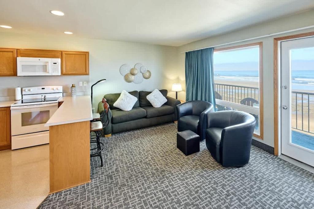 Beachfront Suite - Ocean Views - Heated Pool & Hot Tub, Lincoln City