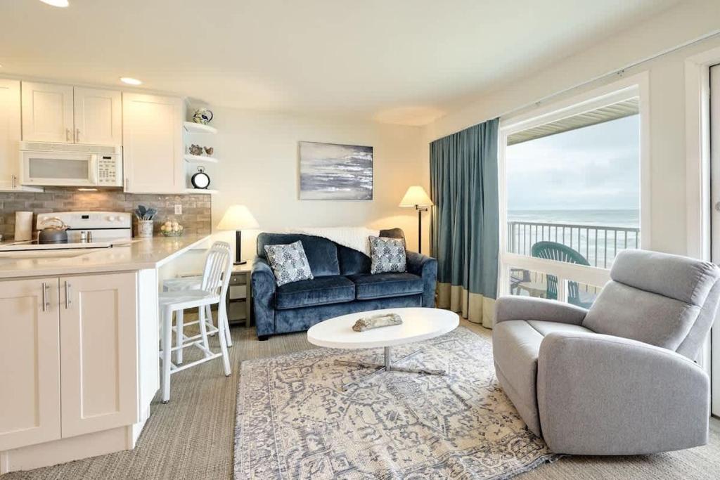 Oceanfront Suite - Sleeps Six - Heated Pool and Hot Tub, Lincoln City