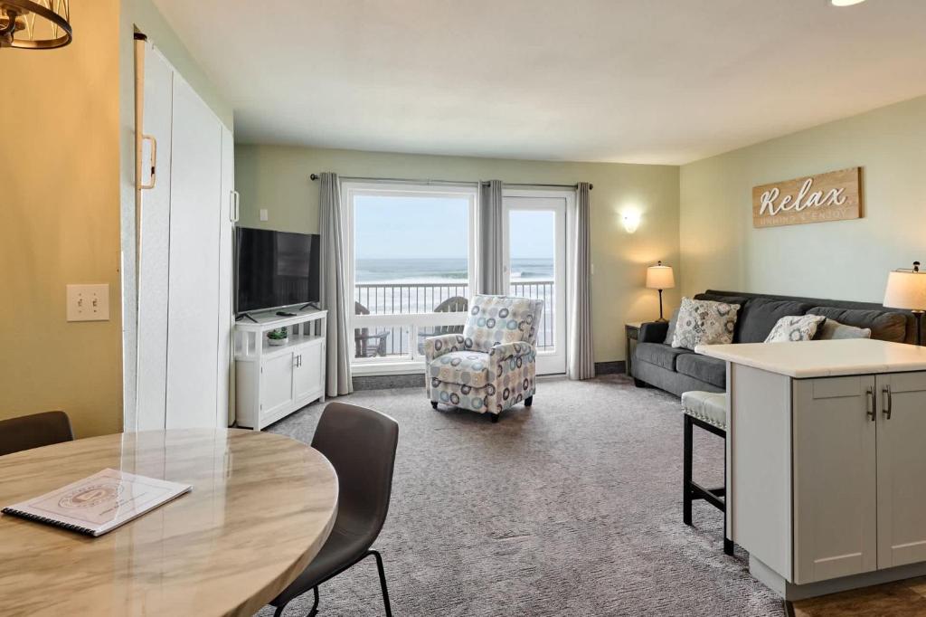 Oceanfront Suite - Sleeps 6 - Beach and Pool Access, Lincoln City