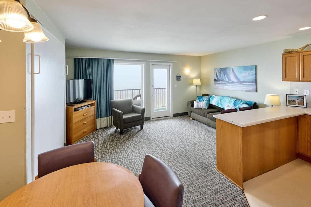 Oceanfront Suite - Sleeps 6 - Beach Access & Full Kitchen, Lincoln City