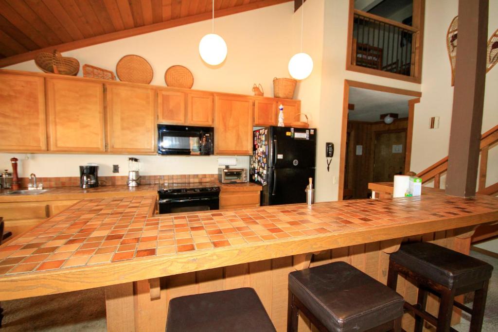 Mountainback #40, Loft, Corner, Mammoth Lakes