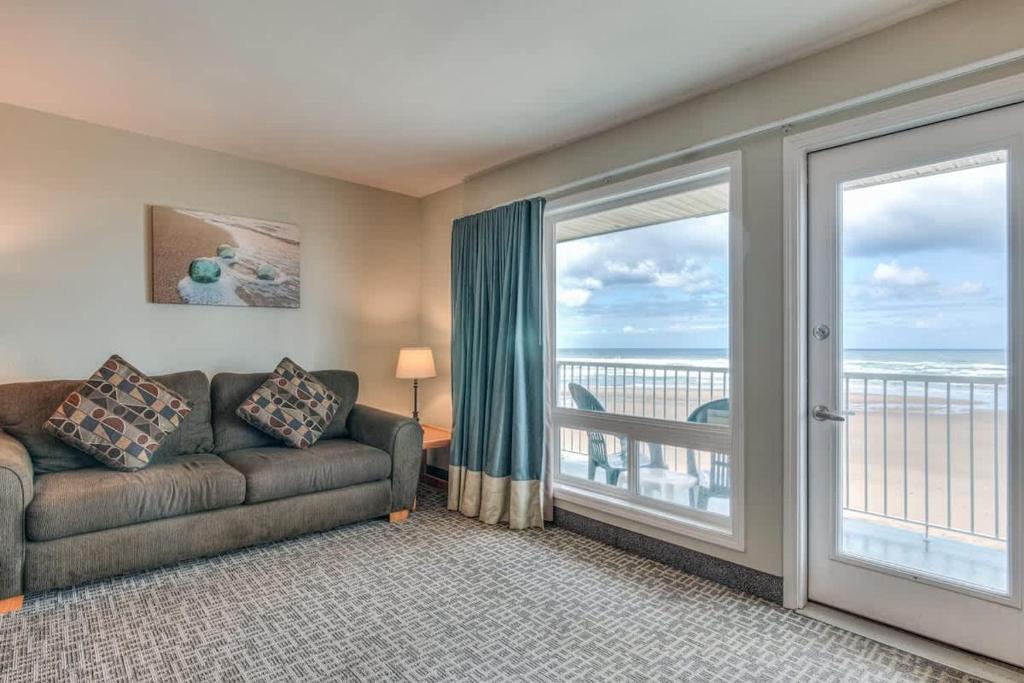 Oceanfront Suite - Heated Indoor Pool - Beach Access, Lincoln City