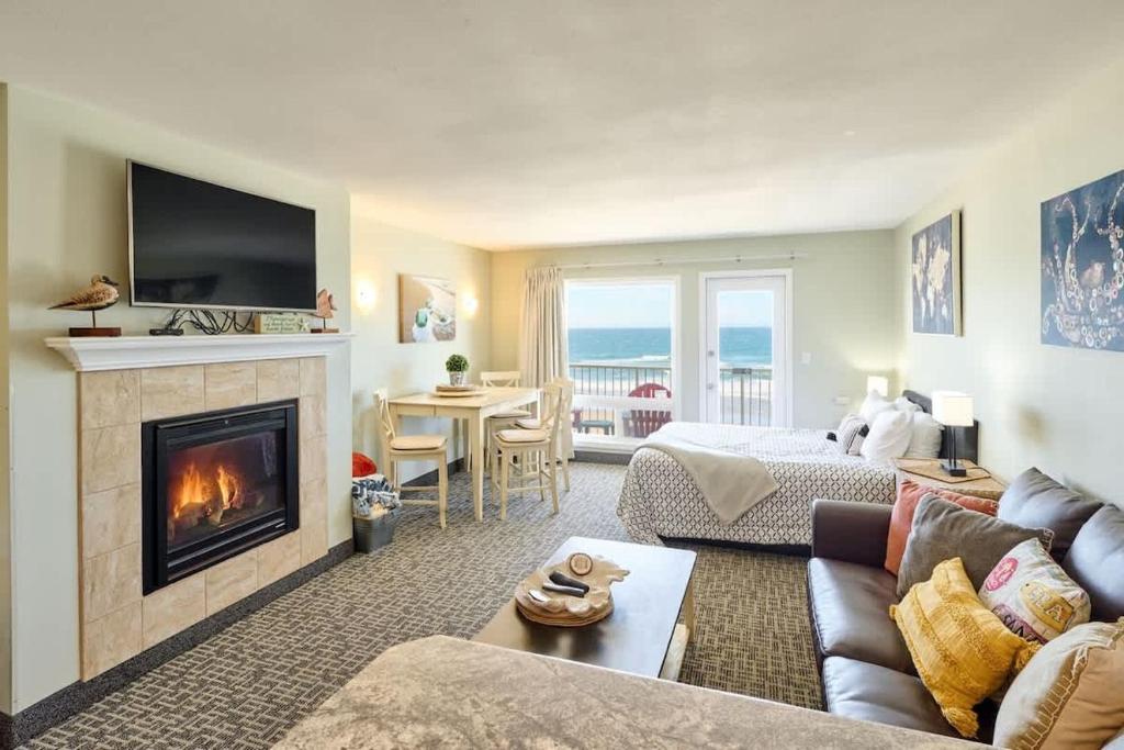 Amazing Ocean View Suite - Sleeps Six - Pool Access & Hot Tub, Lincoln City
