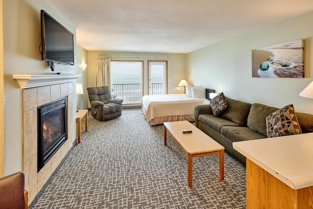 Oceanfront Fireplace Suite - Full Kitchen - Pool & Hot Tub, Lincoln City