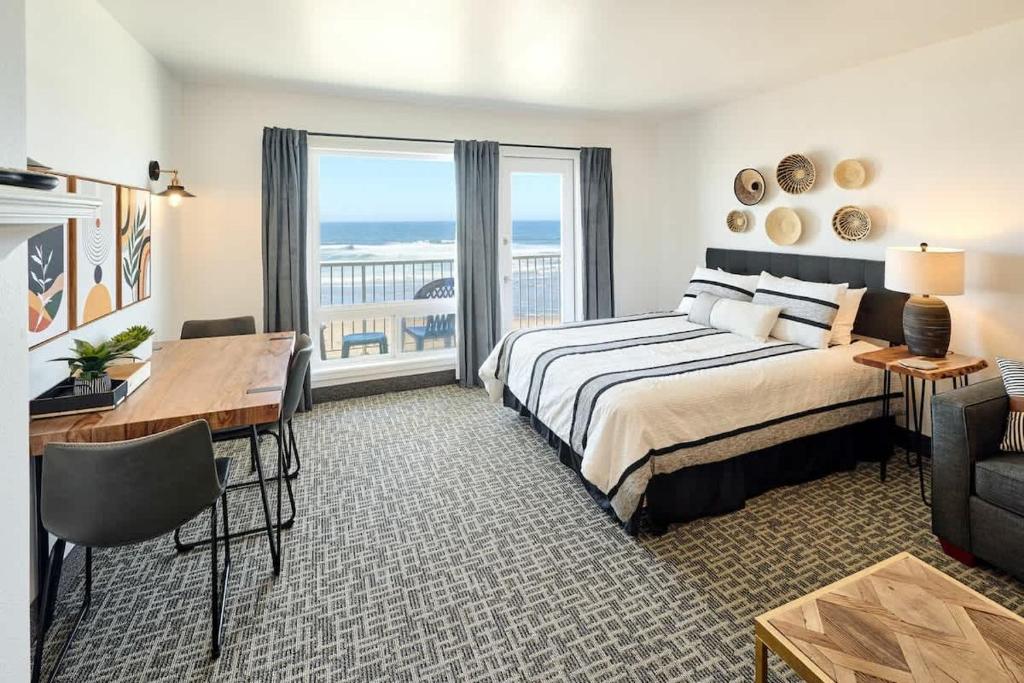 Oceanfront Suite - King Bed - Heated Indoor Pool & Hot Tub, Lincoln City
