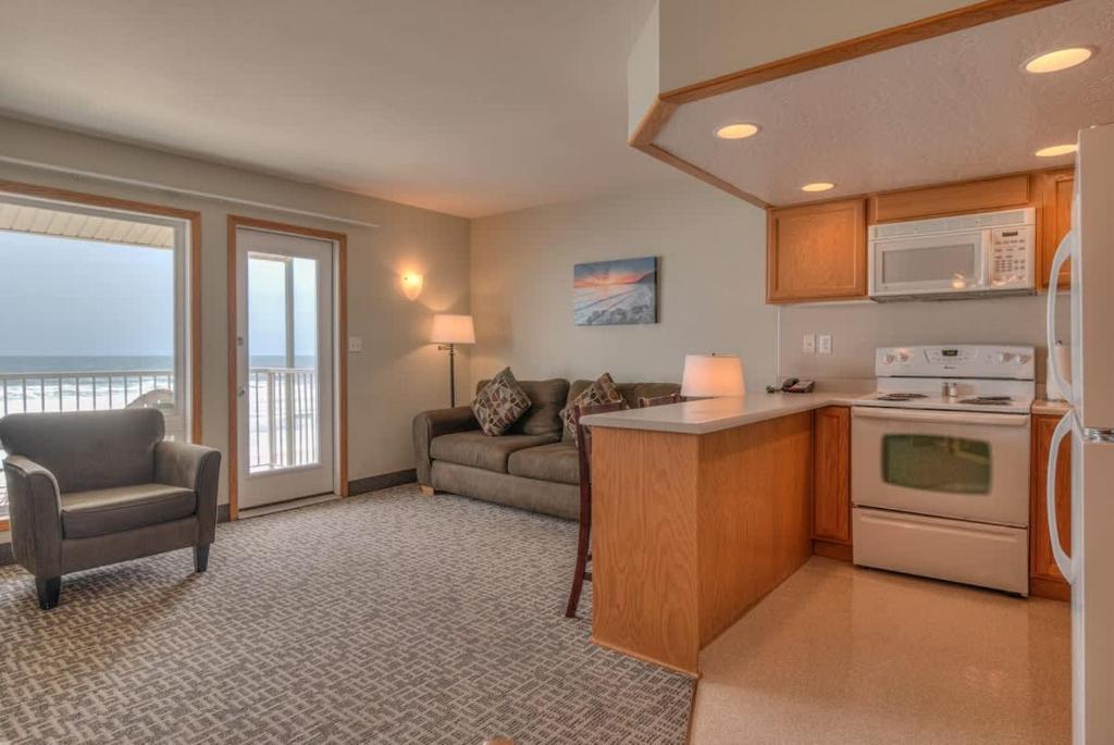Beachfront Suite with Ocean View Full Kitchen Pool & Hot Tub Access, Lincoln City