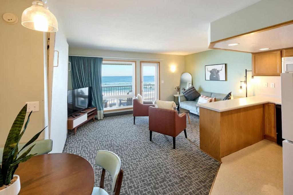 King Suite - Top Floor - Ocean View - Beach Access - Pool & Hot Tub, Lincoln City