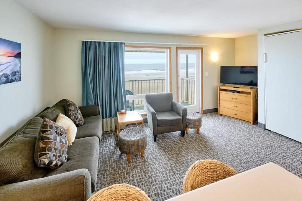 Oceanfront Family Suite - Full Kitchen - Beautiful Views and Pool & Hot Tub Access, Lincoln City
