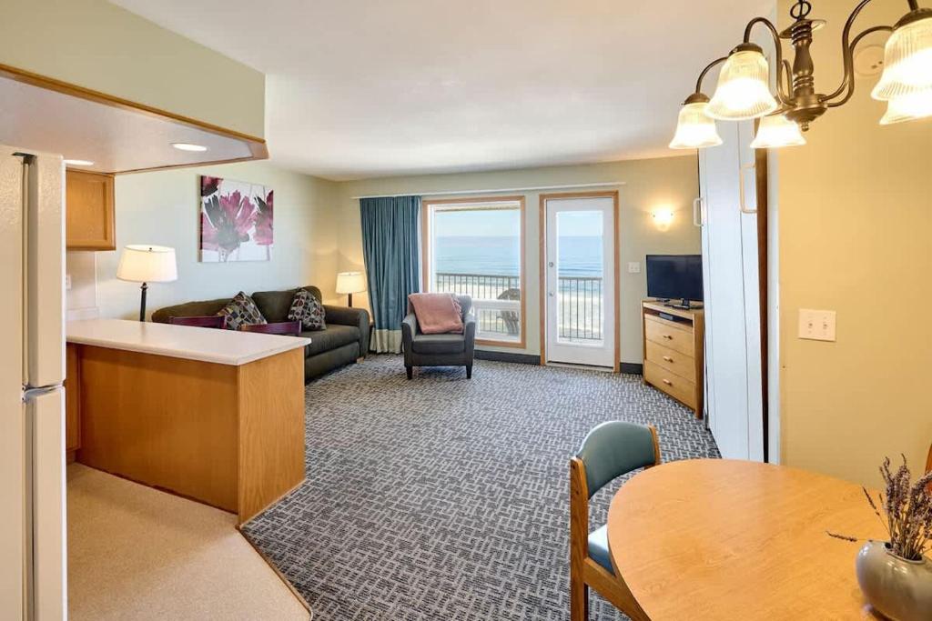 Oceanfront King Suite With Full Kitchen Beach Access Pool & Hot Tub, Lincoln City