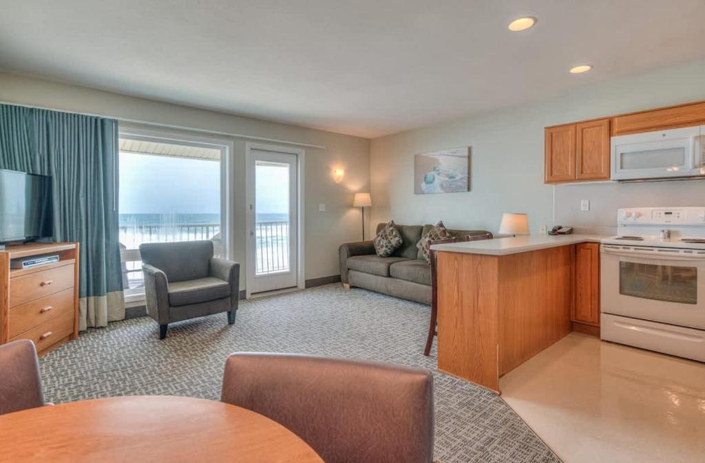 Oceanfront King Suite - Beach Access - Pool and Hot Tub, Lincoln City