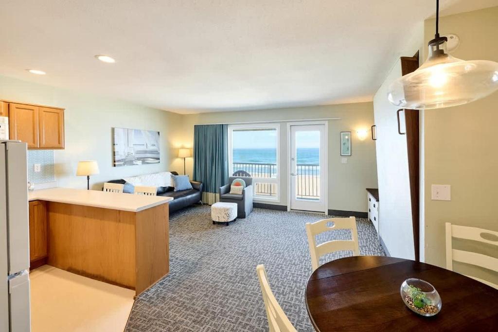 Oceanfront Family Suite - Full Kitchen - Beach Access - Pool & Hot Tub, Lincoln City