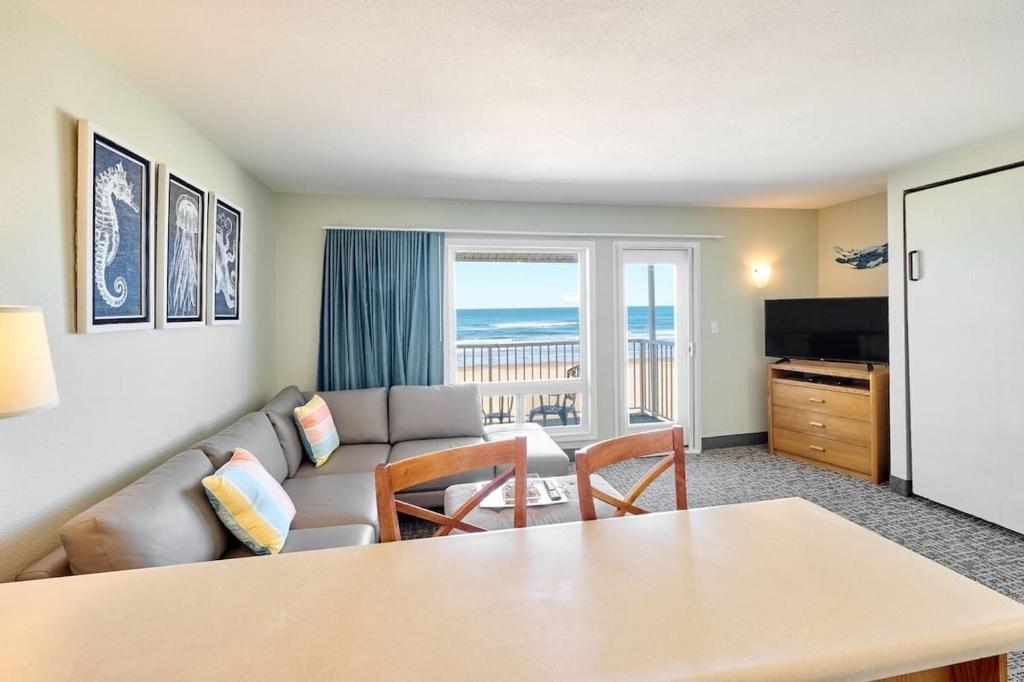 King Suite - Oceanfront Balcony & Central Location - Pool & Hot Tub, Lincoln City