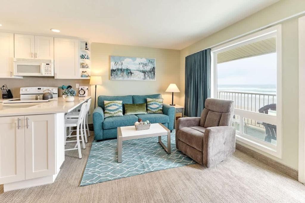 Stunning Oceanfront Suite - Full Kitchen - Pool and Hot Tub, Lincoln City