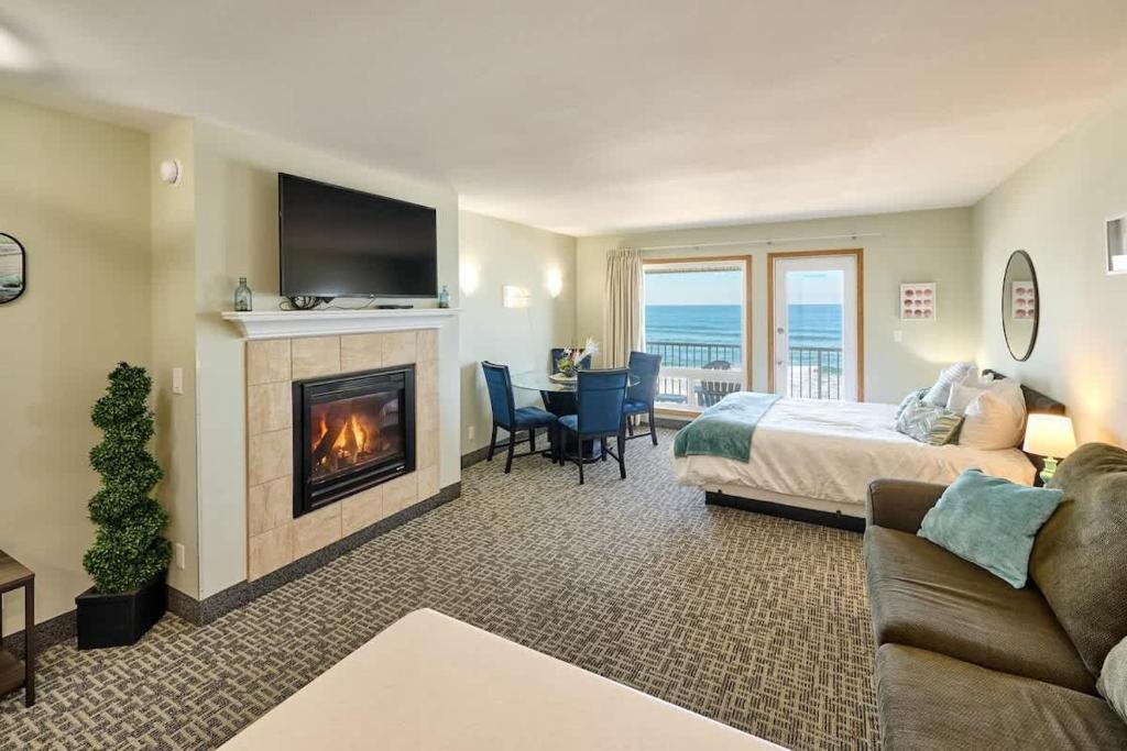 Deluxe Ocean View Family Suite - Sleeps Six - Heated Pool & Hot Tub, Lincoln City