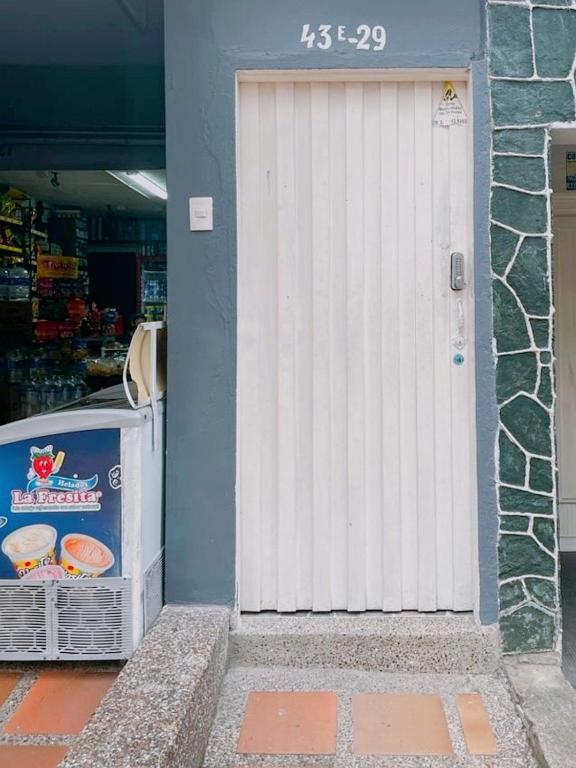 Escápate a Medellín Aparta estudio Acogedor con Cocina en Manila El Poblado - 2