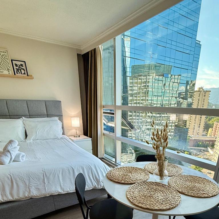 Stunning Skyline Views in a Cozy and Stylish Abode, Vancouver