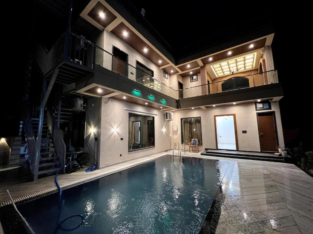 BluSplash Private Pool Villa, Lakāwās