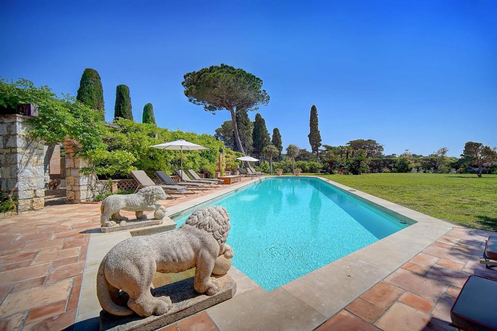 REF 137 - Cap d'Antibes seafront - Villa for rent - 5